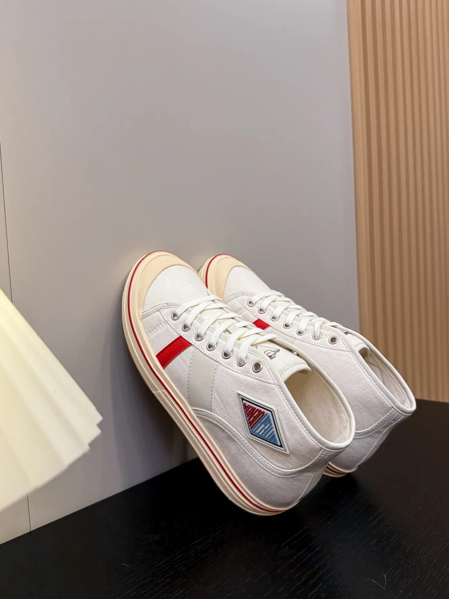 👟👟Ex-factory price 480👟👟 (Men’s size +1️⃣0️⃣) BVOrbit’s latest 2025 catwalk model, developed 1:1 from the original board, classic color matching elements! This is the biggest highlight of this shoe, eye-catching but not exaggerated design, super cool for daily use, super versatile whether paired with pants, sweaters or skirts, looks good no matter how you wear it, the more you look at it, the more you like it ❗️ Outsole: Original outsole Color: 4 colors Size: Female 35-40 Male 39-44